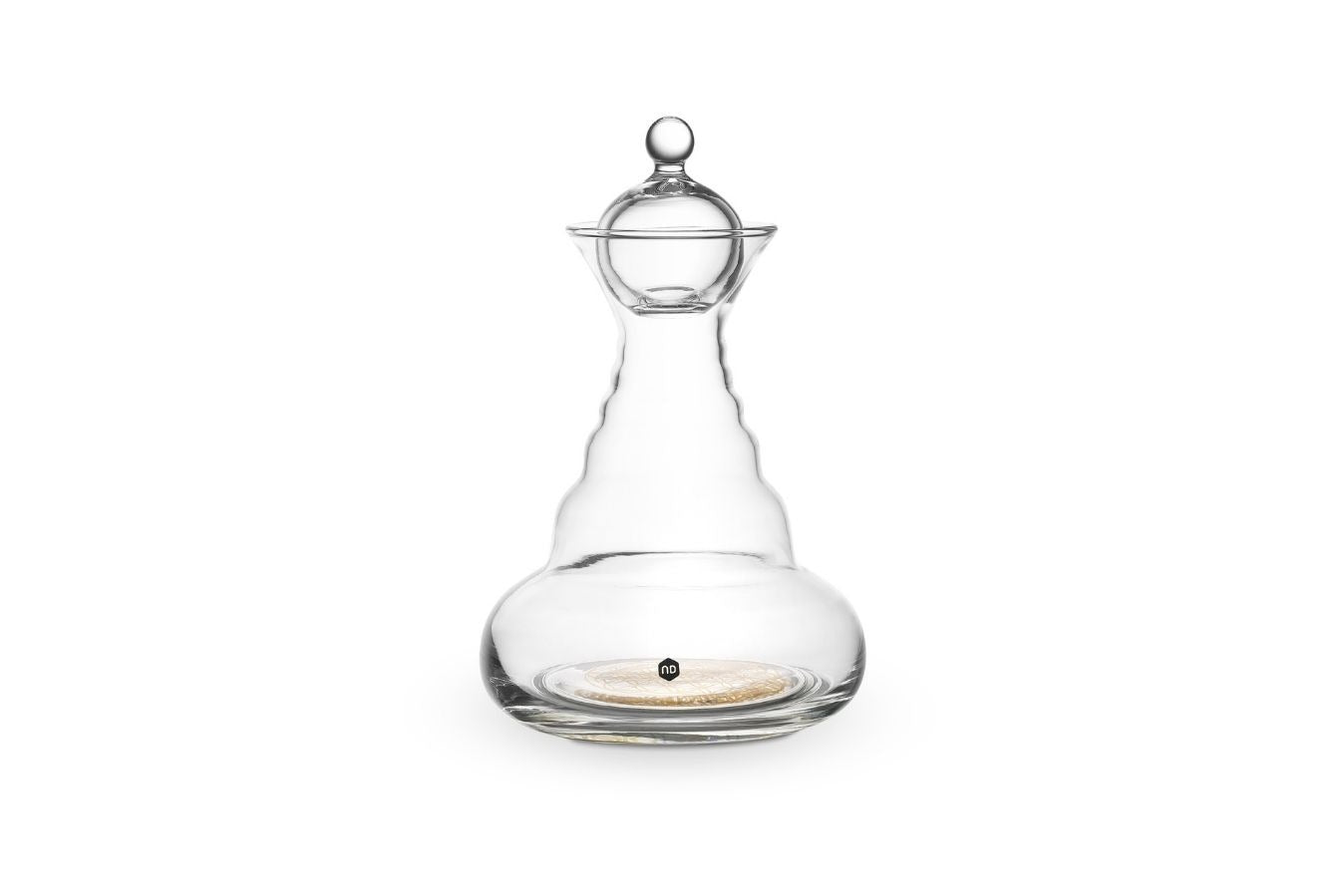 Eine große, klare Glaskaraffe mit bauchigem Boden, elegant geschwungenem Hals und rundem Glasdeckel auf weißem Hintergrund.