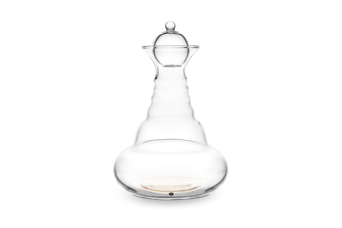 Auf dem Bild ist eine durchsichtige Karaffe aus Glas mit einem bauchigen Boden, einem schmalen Hals und einem Deckel mit rundem Knauf zu sehen.