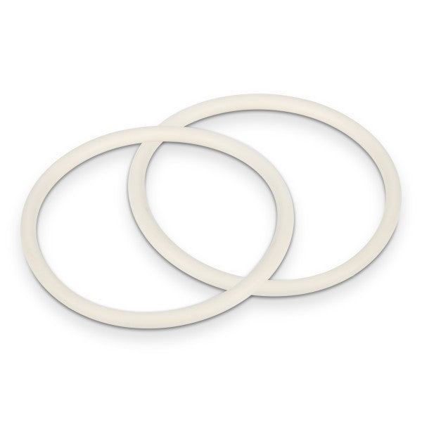 Zwei weiße Kautschukringe liegen überlappend auf weißem Hintergrund, passend für Flaschen wie Cork, Lagoena oder Arve.