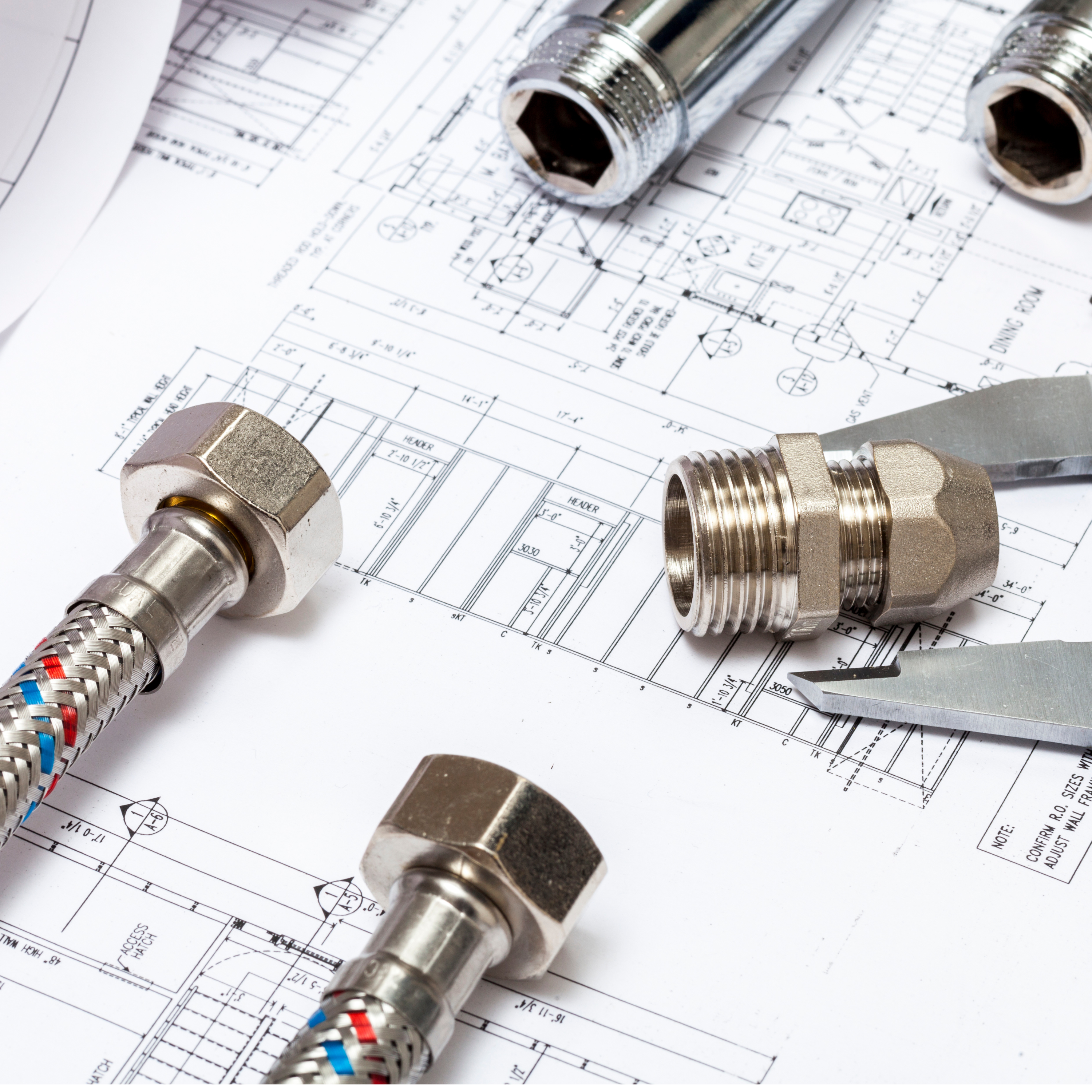 Auf einem technischen Bauplan liegen Metall-Flexschläuche mit Überwurfmuttern, ein Gewindefitting und eine Messschieblehre.