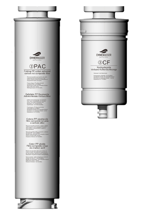 Zwei zylindrische Wasserfilter mit Aufdruck „EMMEWASSER“; links der lange PureBliss PAC-Filter, rechts der kompakte CF-Nachfilter.