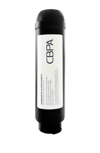 Ein zylinderförmiger schwarzer Wasserfilter mit Aufschrift „CBPA“ auf weißem Etikett, Schraubverschluss oben und unten.