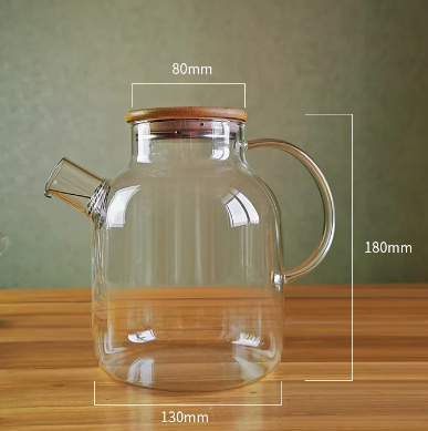 Eine transparent glänzende Borosilikatglas-Teekanne mit Holzdeckel, geschwungenem Griff, Ausgießer, klaren Abmessungen.