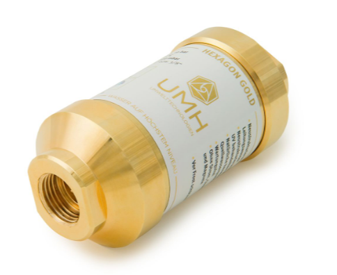 Ein zylindrischer, goldfarbener Wasserfilter mit glänzender Metalloberfläche, beidseitigem Gewinde und UMH Hexagon Gold Label.