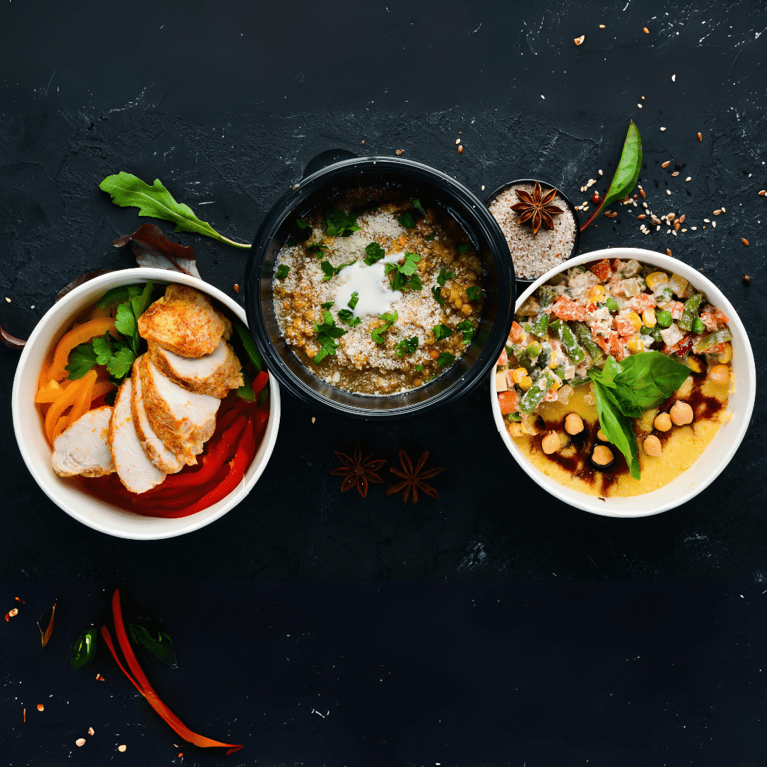 Drei Schüsseln mit verschiedenen Gerichten: Hähnchen mit Paprika, Linsensuppe mit Kräutern, Gemüse-Kichererbsen-Bowl mit Basilikum.