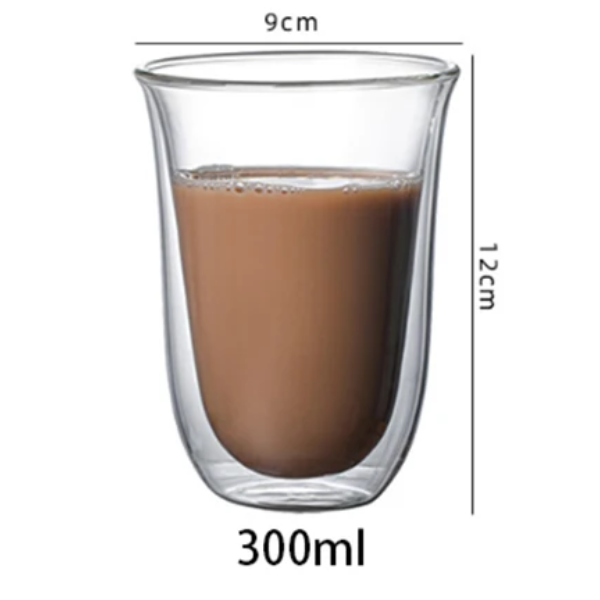 Ein doppelwandiges Glas mit 300 ml Fassungsvermögen, befüllt mit braunem Getränk, Maße 9 cm Durchmesser und 12 cm Höhe.
