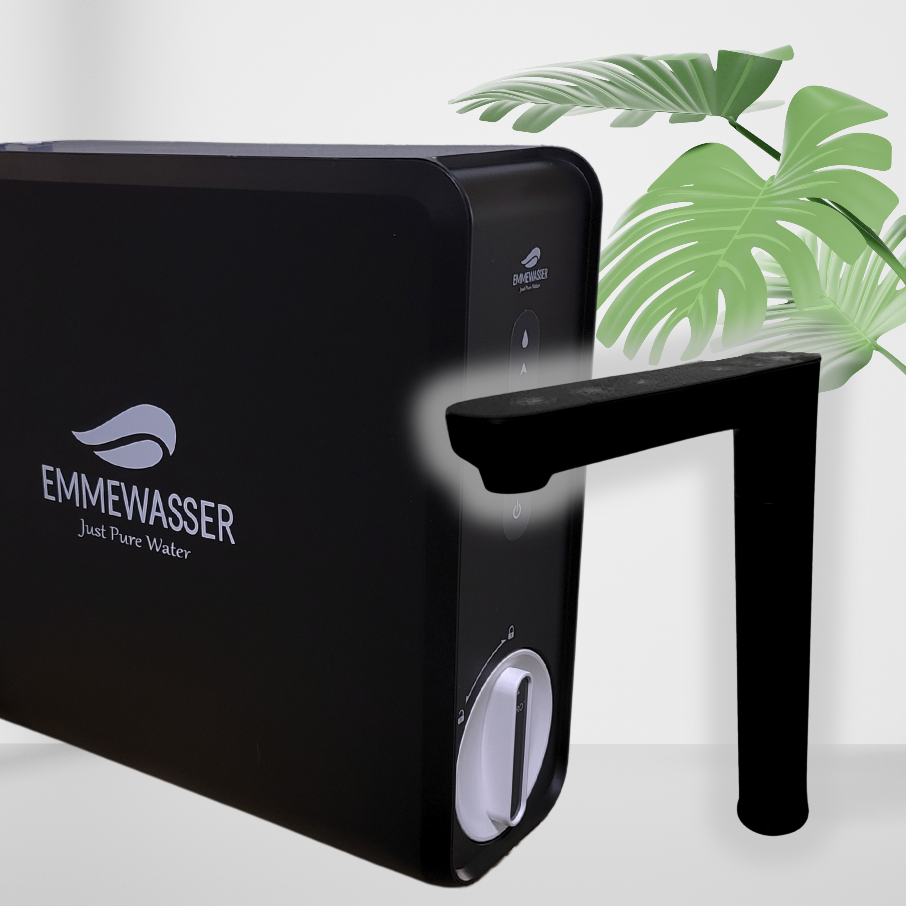 Ein schwarzes Umkehrosmose-Wasserfiltersystem mit Emmewasser-Logo, Touch-Bedienelementen, Wasserhahn im Vordergrund, grüne Blattdekoration.