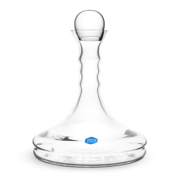 Klare Rubellum Weinkaraffe mit 1 Liter Fassungsvermögen, rundem Bauch, gewelltem Hals und Glaskugel als Verschluss.