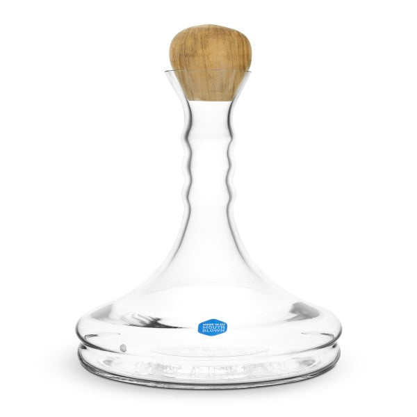 Eine klare Rubellum Weinkaraffe aus Glas mit wellenförmigem Hals und hölzernem Verschluss, Fassungsvermögen 1 Liter.