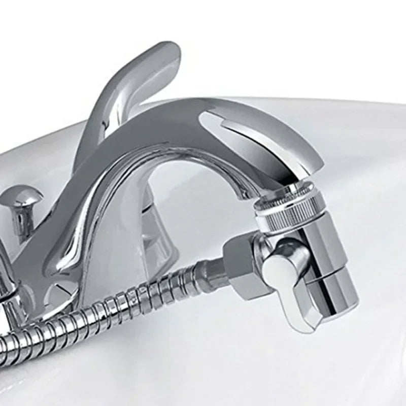 Ein verchromter Wasserhahn mit montiertem Brause-Adapter, flexiblem Metallschlauch und Hebel zur Umschaltung des Wasserflusses.