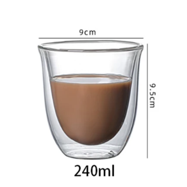 Ein doppelwandiges Glas, gefüllt mit braunem Getränk wie Kaffee, 240ml Fassungsvermögen, 9cm Durchmesser, 9,5cm hoch.