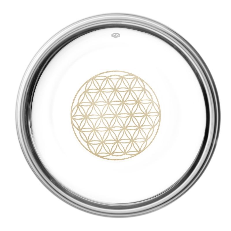 Rundes Glas mit silbernem Rand, im Inneren ein goldfarbenes Blume des Lebens Muster mittig auf weißem Hintergrund.