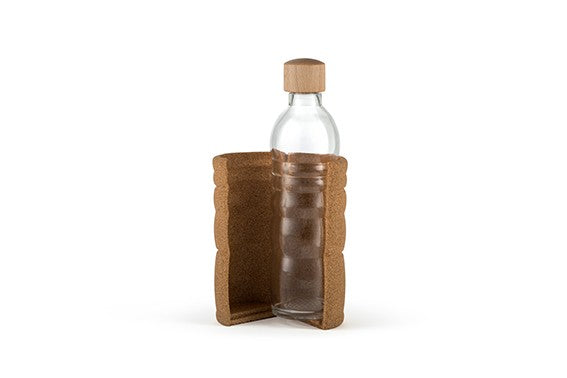 Eine Lagoena Trinkflasche aus Glas mit natürlichem Holzdeckel, steht in einer offenen, schützenden braunen Korkhülle.