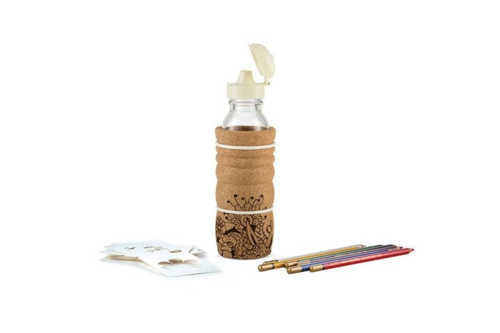 Eine durchsichtige Trinkflasche 0,5l mit Korkummantelung, floralem Design, offenen Deckel, Stiften und Aufklebern daneben.