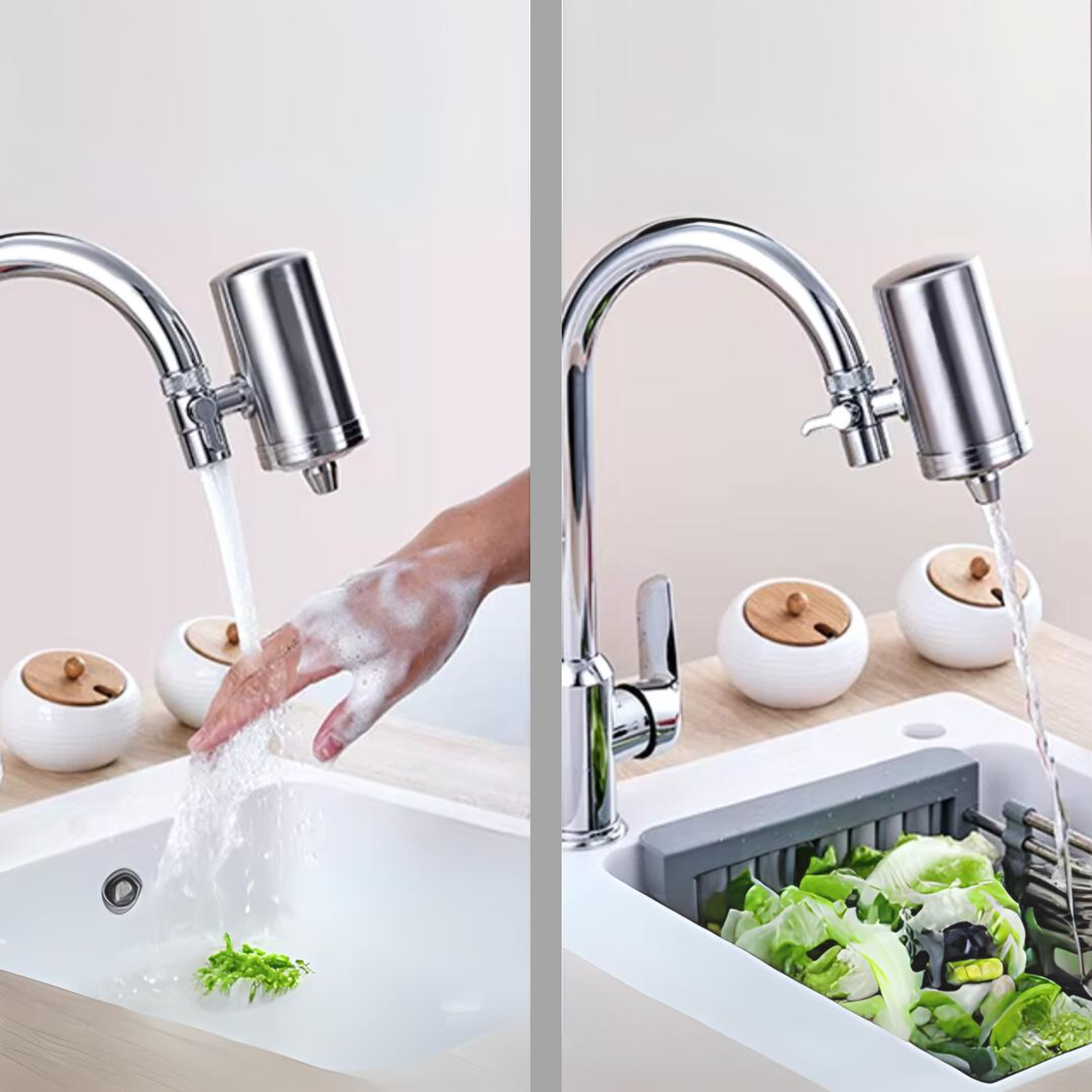 Das Bild zeigt zwei silberne Wasserhähne in einer modernen Küchenspüle, beide mit zylindrischen Wasserhahnfiltern ausgestattet. Im linken Bereich wäscht eine Hand unter fließendem Wasser mit Seife etwas ab, während im Spülbecken grüne Kräuter oder Salat liegen. Im rechten Bereich läuft Wasser durch den Filter auf grünes Gemüse in einem Abspülkorb. Im Hintergrund stehen drei weiße Behälter mit Holzdeckeln auf einer hellen Arbeitsfläche. Die Umgebung wirkt sauber und modern.