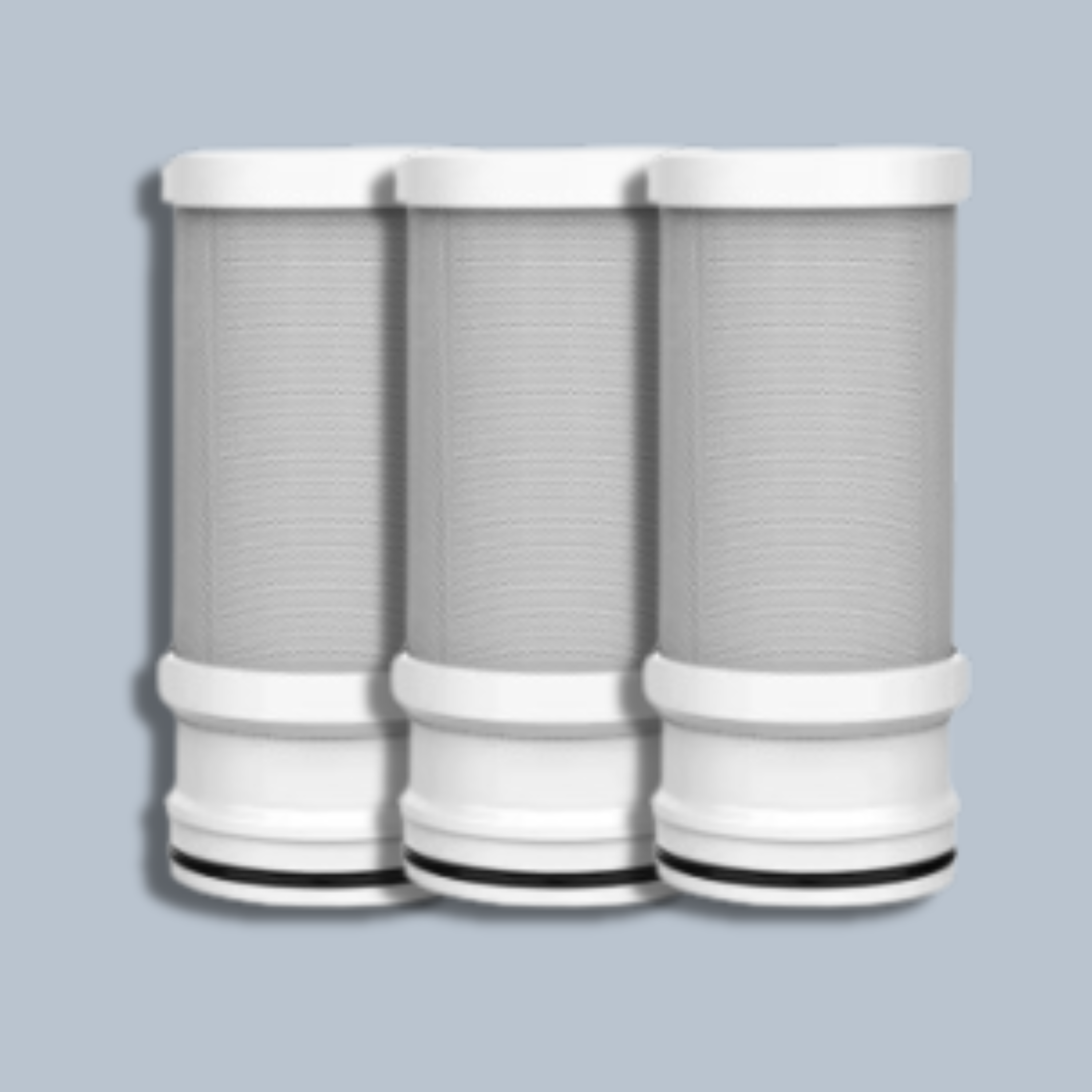 Drei zylinderförmige Filterkartuschen mit weißem Rand und feinem Gitter, geeignet für Wasserhahnfilter, nebeneinander platziert.