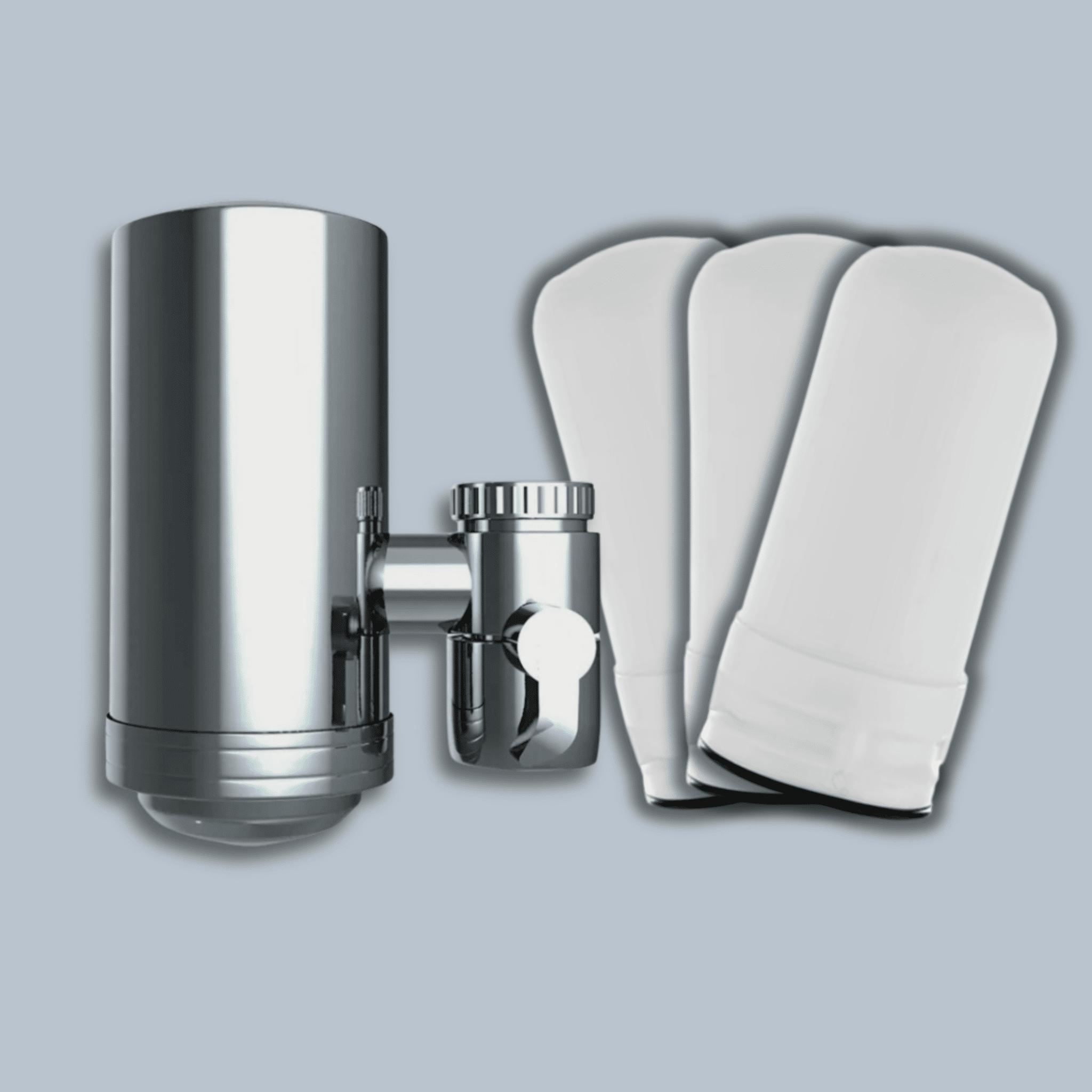 Ein metallisch glänzender Wasserhahnfilter mit drehbarem Hebel, daneben drei weiße austauschbare Filtereinsätze.