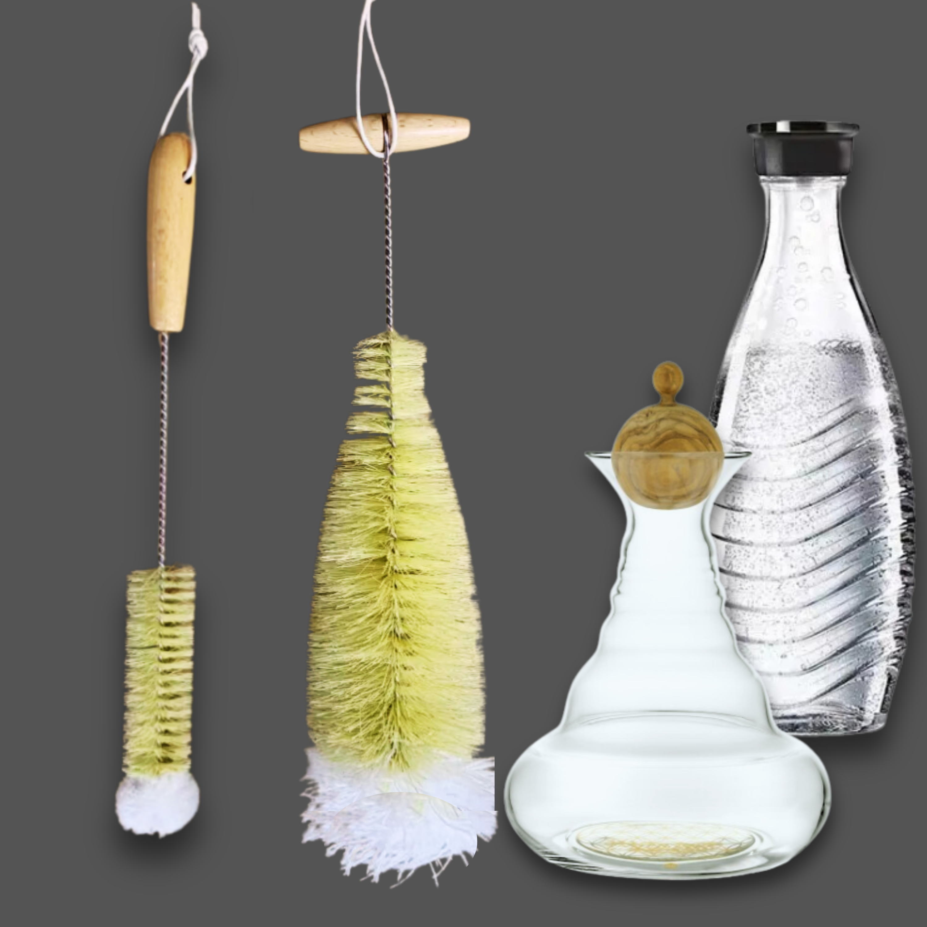 Zwei Bürsten mit Holzgriffen und hellen Borsten, eine große und eine kleine, daneben zwei Glaskaraffen mit Deckeln.