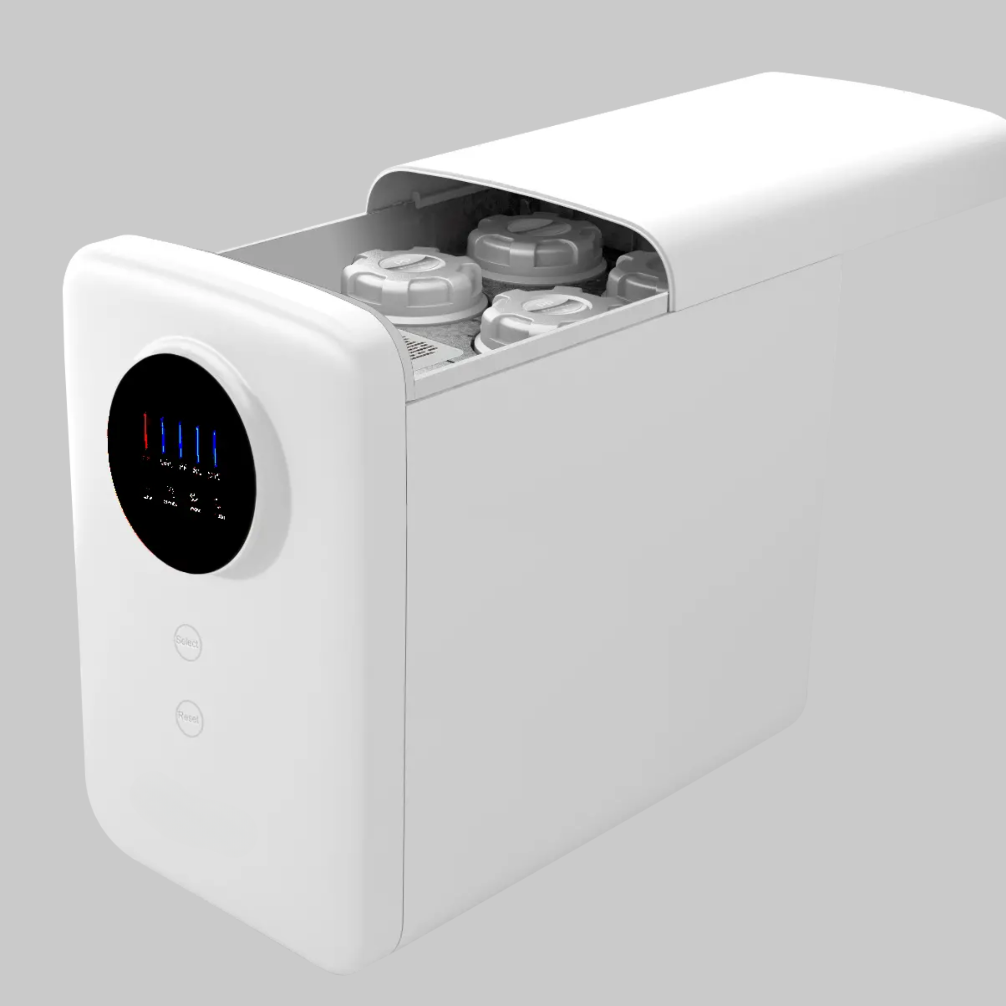Ein weißes, rechteckiges Gerät mit abgerundeten Kanten steht vor einem grauen Hintergrund. Auf der Vorderseite befindet sich ein kreisförmiges, schwarzes Digitaldisplay mit blauen und roten Leisten und Symbolen, darunter zwei kreisförmige Tasten. Der Deckel des Geräts ist teilweise geöffnet, sodass im Inneren mehrere zylindrische Filter mit Drehverschlüssen sichtbar sind. Das Design wirkt modern und minimalistisch.
