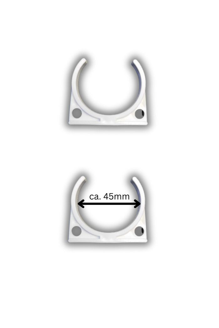 Das Bild zeigt zwei identische, weiße, halbrunde Halterungen oder Clips, die an der Unterseite eine gerade Basis mit zwei runden Befestigungslöchern haben. Der obere Clip wird ohne Beschriftung dargestellt, während beim unteren Clip zwischen den offenen Enden eine Messlinie mit doppelseitigem Pfeil und der Angabe „ca. 45 mm“ zu sehen ist. Der Hintergrund ist weiß und neutral, die Clips sind leicht schattiert und zentral angeordnet.