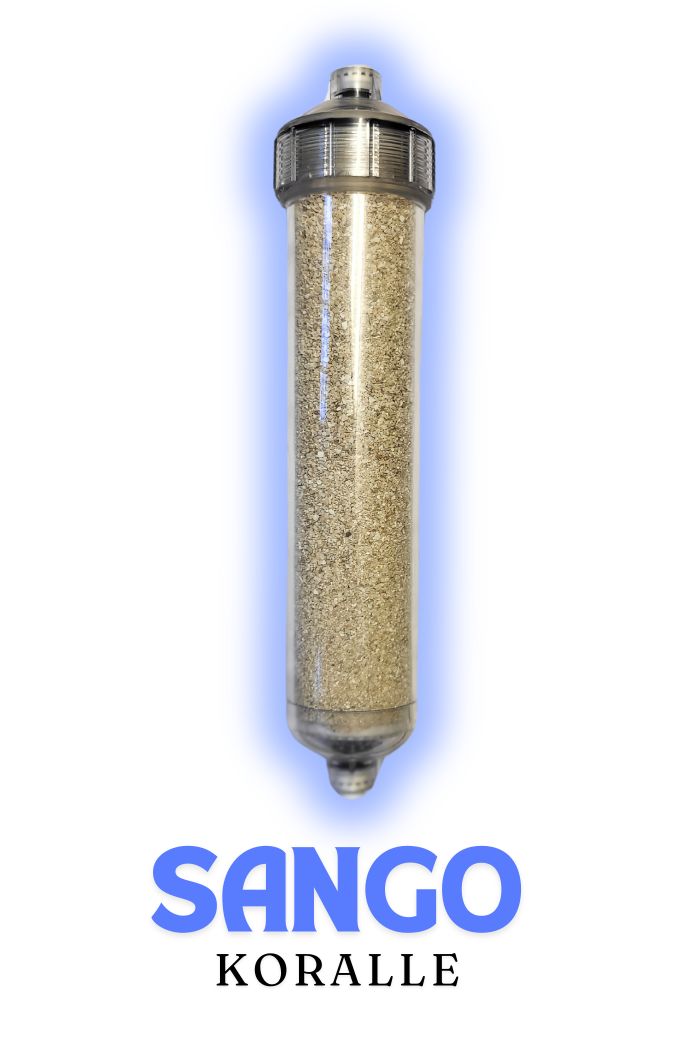 Ein transparentes, zylindrisches Filtergehäuse, das mit Granulat gefüllt ist und an beiden Enden mit grauen Beschlägen verschlossen ist; ein subtiler blauer Leuchteffekt umgibt den Zylinder. Unterhalb des Filters ist der Schriftzug „SANGO KORALLE“ angebracht, wobei ‚SANGO‘ in großen, fetten blauen Buchstaben und „KORALLE“ in kleinerer schwarzer Serifenschrift geschrieben ist. Der Hintergrund ist einfarbig weiß.