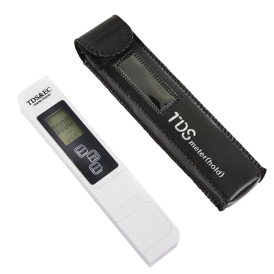 Ein weißes Profi TDS Messgerät mit digitalem Display und drei Bedientasten, daneben schwarze Schutzhülle mit Sichtfenster.