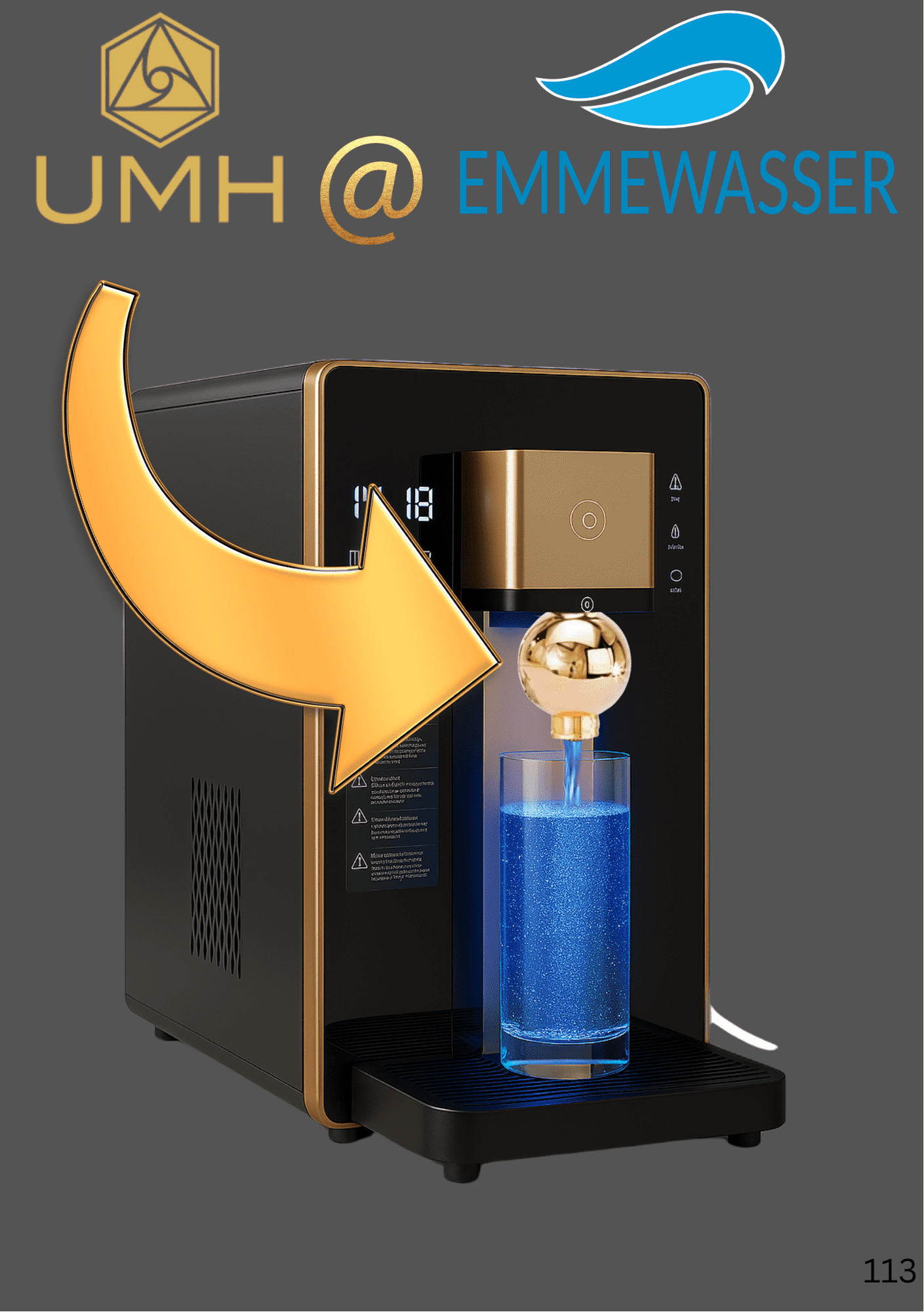 Ein moderner Wasserspender mit goldenen Akzenten steht vor grauem Hintergrund, befüllt ein blau leuchtendes Glas mit Wasser.