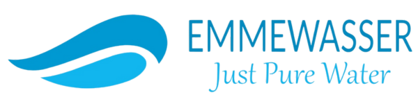 Das Bild zeigt ein blaues Logo mit stilisiertem Wassertropfen links und rechts daneben den Text "EMMEWASSER Just Pure Water".