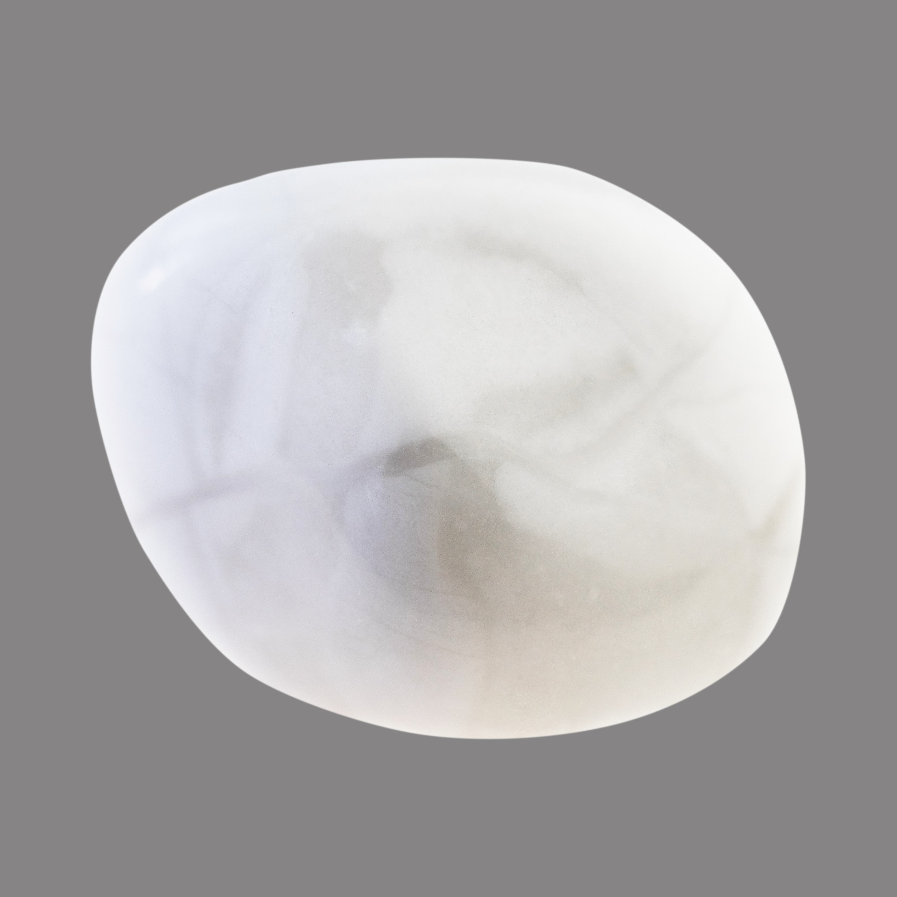 Ein weißer, glatter und leicht durchscheinender Stein mit sanften grauen Maserungen, vor neutralem grauem Hintergrund.