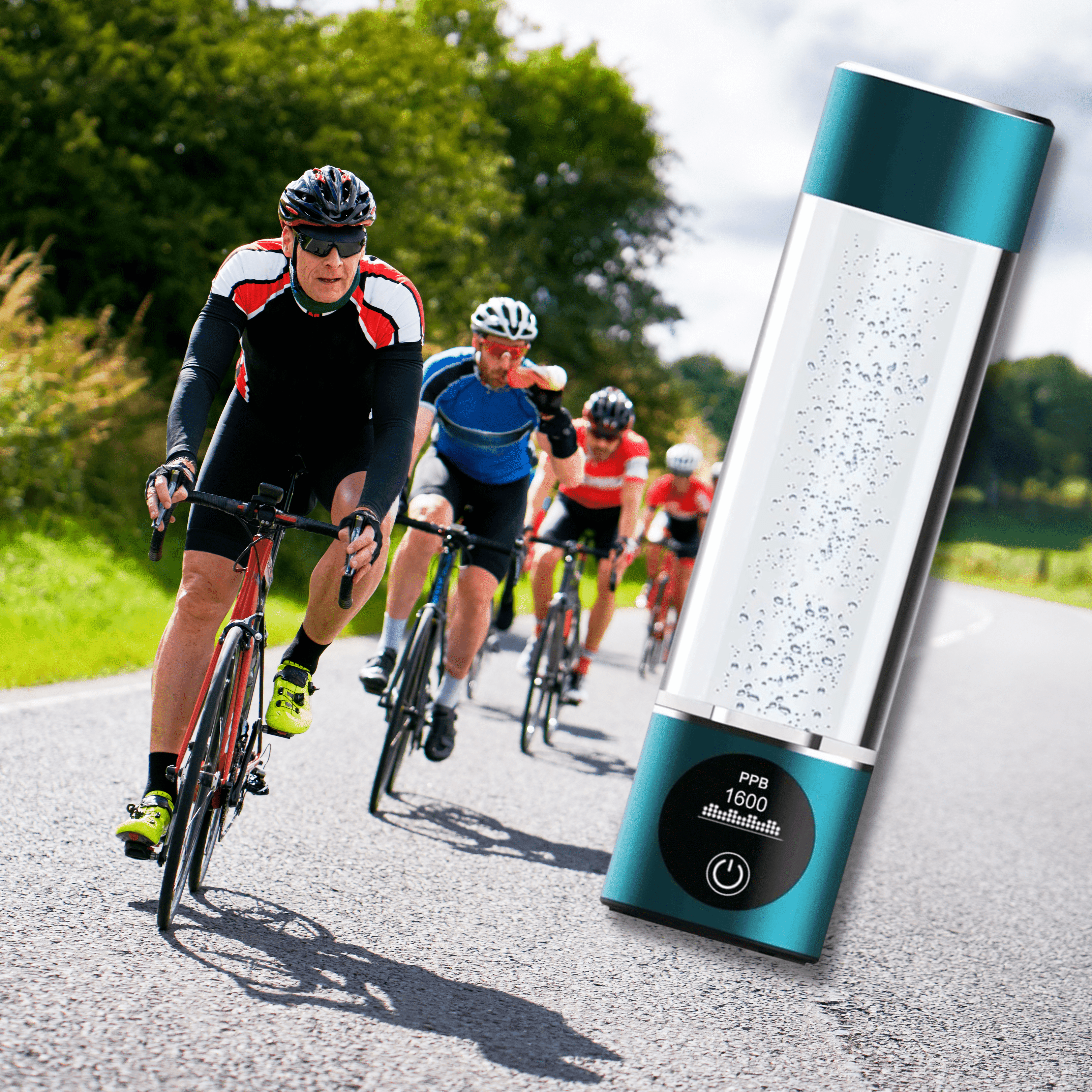 Mehrere Radfahrer fahren sportlich auf einer Landstraße, im Vordergrund steht eine elektrische Wasserflasche mit Display.