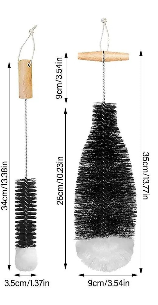 Zwei Reinigungsbürsten mit Holzgriff und schwarzem Borstenkopf, unten weiße Borsten, inkl. Maßangaben, stehend nebeneinander.
