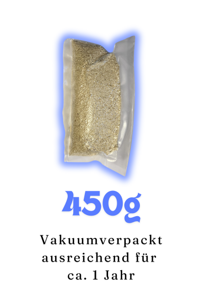 In der Mitte des Bildes befindet sich ein durchsichtiges, vakuumverpacktes Beutel mit 450g cremefarbenem bis hellbeigem Granulat. Darunter steht in großer blauer Schrift „450g“. Unterhalb davon liest man in schwarzer Schrift: „Vakuumverpackt ausreichend für ca. 1 Jahr“. Das Granulat wirkt gleichmäßig und fein gekörnt. Der Beutel ist rechteckig und sorgfältig verschlossen.