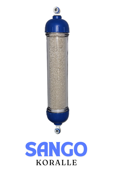 Ein transparenter Filterzylinder mit blauem Deckel und Boden, gefüllt mit hellem Granulat, darüber steht Sango Koralle.