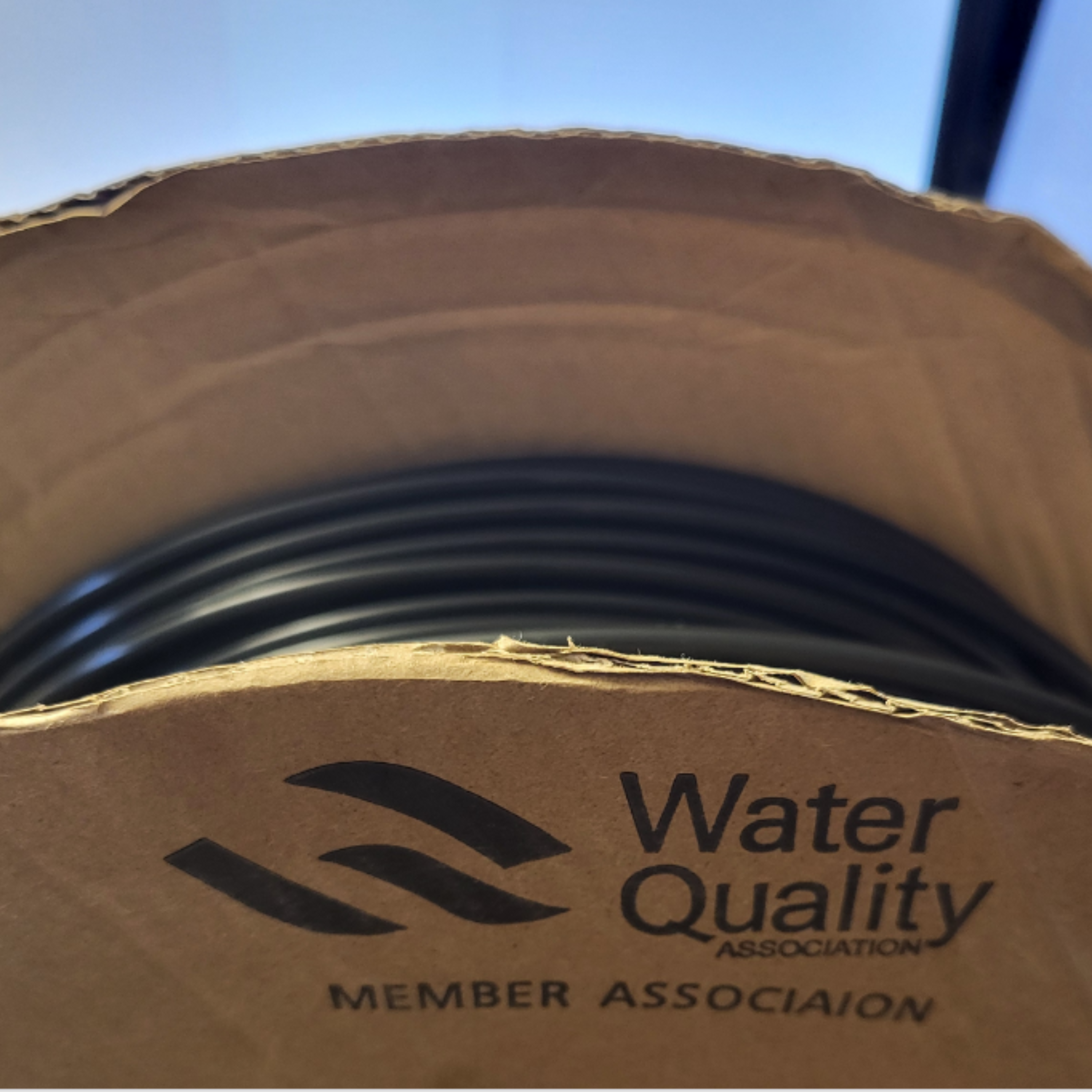 Auf dem Bild zu sehen ist eine Rolle schwarzen 1/4" Umkehrosmoseschlauch.