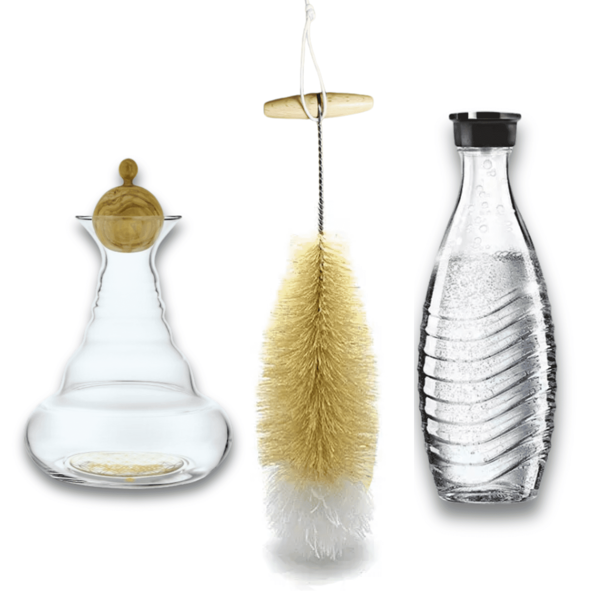 In der Mitte ist eine Flaschenbürste aus Natur-Sisal mit Holzgriff, links eine Glaskaraffe mit Holzdeckel, rechts eine Glasflasche mit schwarzem Deckel und Wasser.