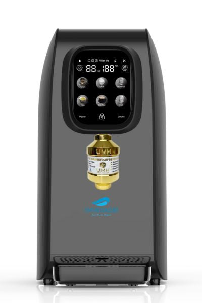 Ein moderner schwarzer Wasserspender mit digitalem Bedienfeld, mehreren Symboltasten, UMH Wasseraufbereiter und Tropfgitter.