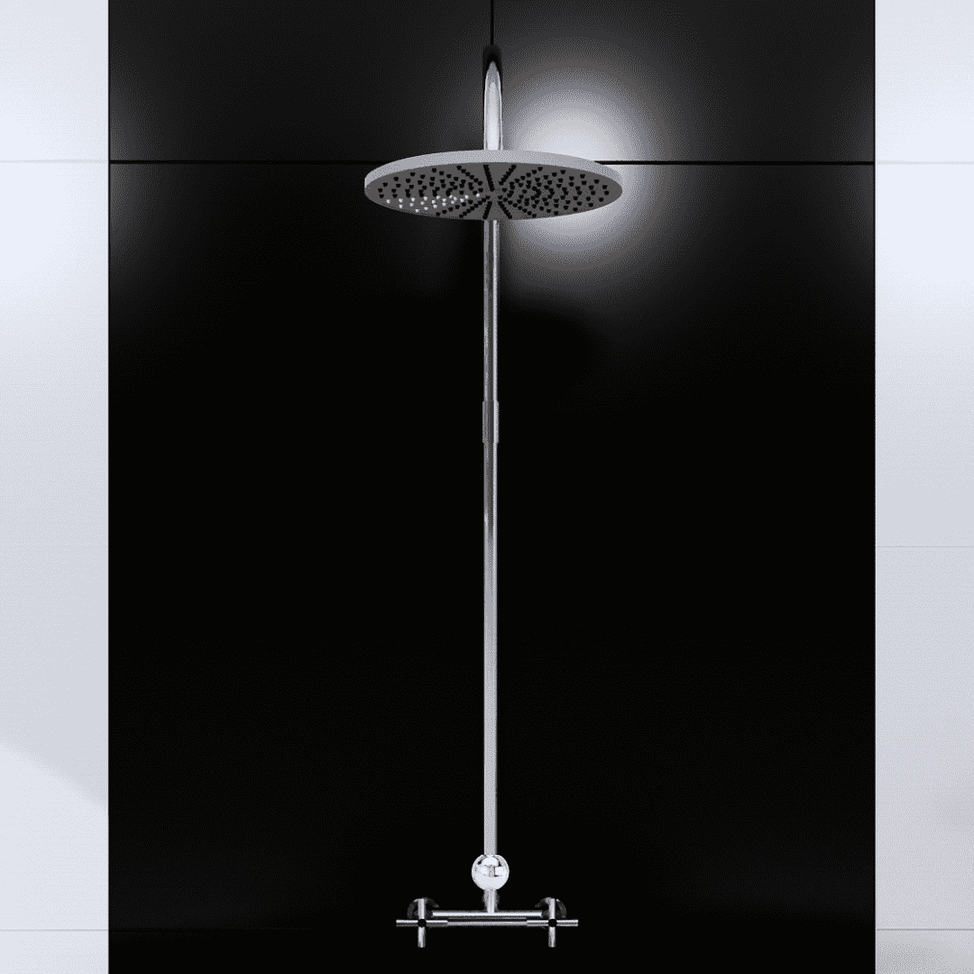 Eine moderne Regendusche mit runder, großer Duschkopf, verchromtem Duscharm und Armatur vor schwarzer Wandfliese montiert.