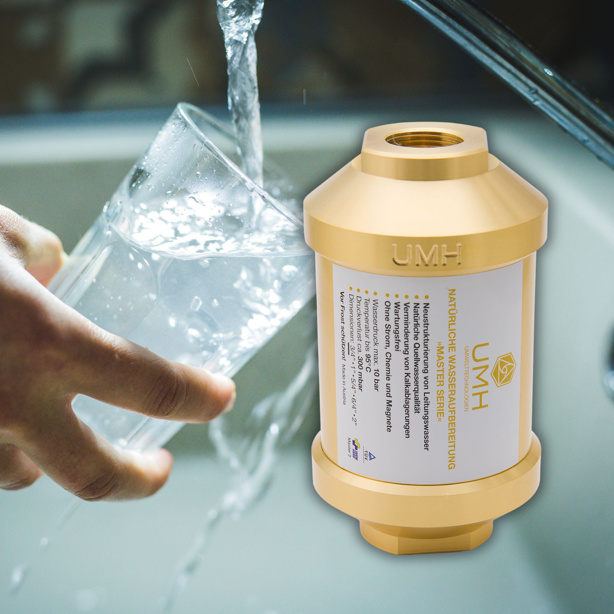 Eine Hand hält ein Glas schräg unter einen Wasserhahn, aus dem Wasser fließt; daneben ein goldener UMH Wasserfilter.
