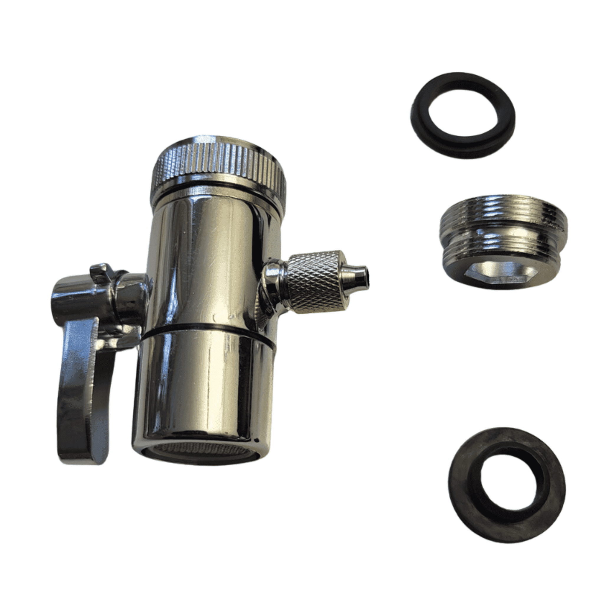 Das Bild zeigt einen verchromten Universaladapter für Wasserzufuhr. In der Mitte ist ein zylindrisches Metallteil mit einem seitlichen Hebelgriff und einem kleinen seitlichen Anschluss mit Rändelung zu sehen. Rechts davon liegen ein metallisches Schraubgewinde sowie zwei schwarze Dichtungsringe aus Gummi. Alle Teile befinden sich auf weißem Hintergrund und sind so angeordnet, dass ihre Einzelheiten gut sichtbar sind.