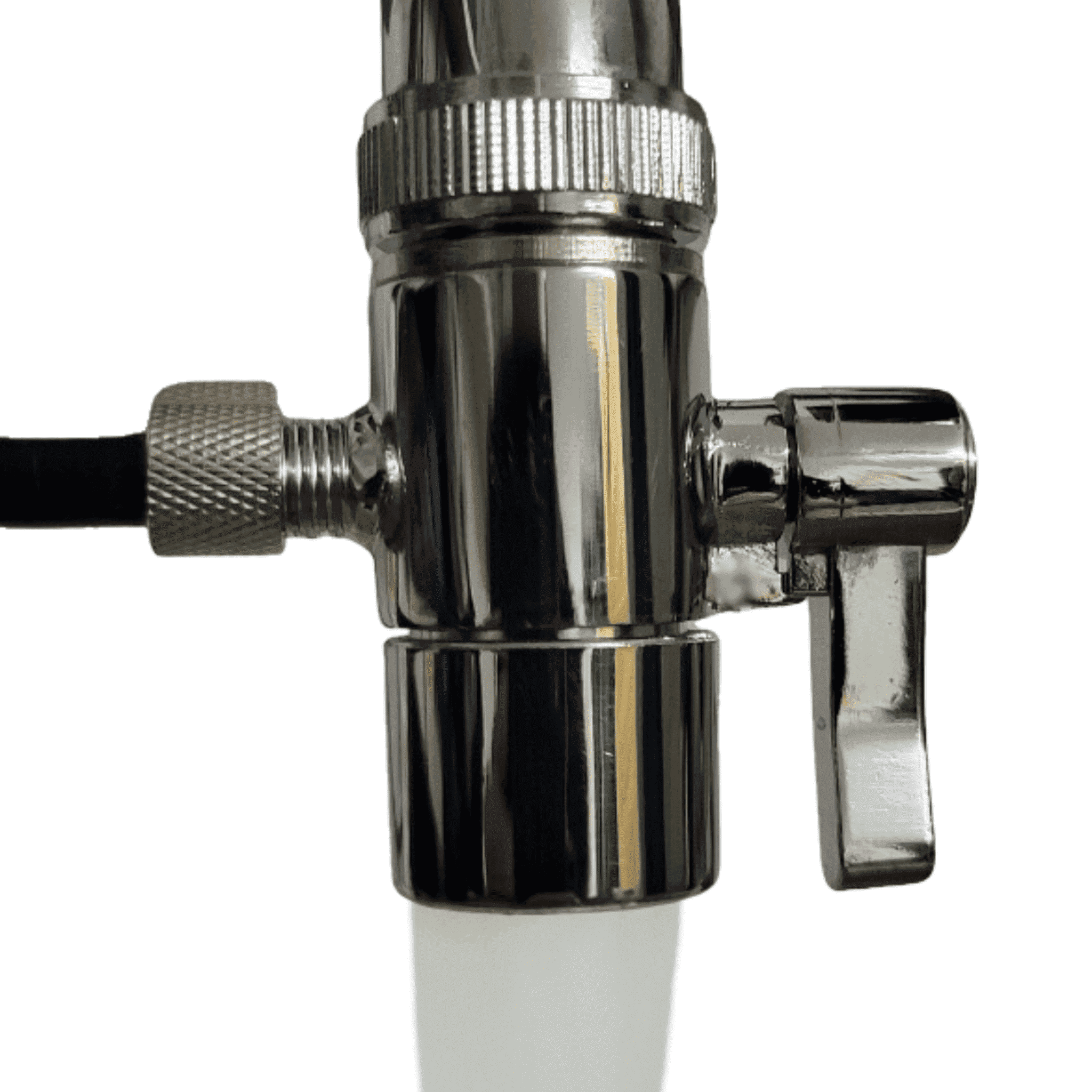 Metallischer Adapter mit Hebelgriff, angeschlossen an einen Wasserhahn. Seitlich ist ein Anschluss mit schwarzem Schlauch sichtbar. Darunter fließt Wasser.