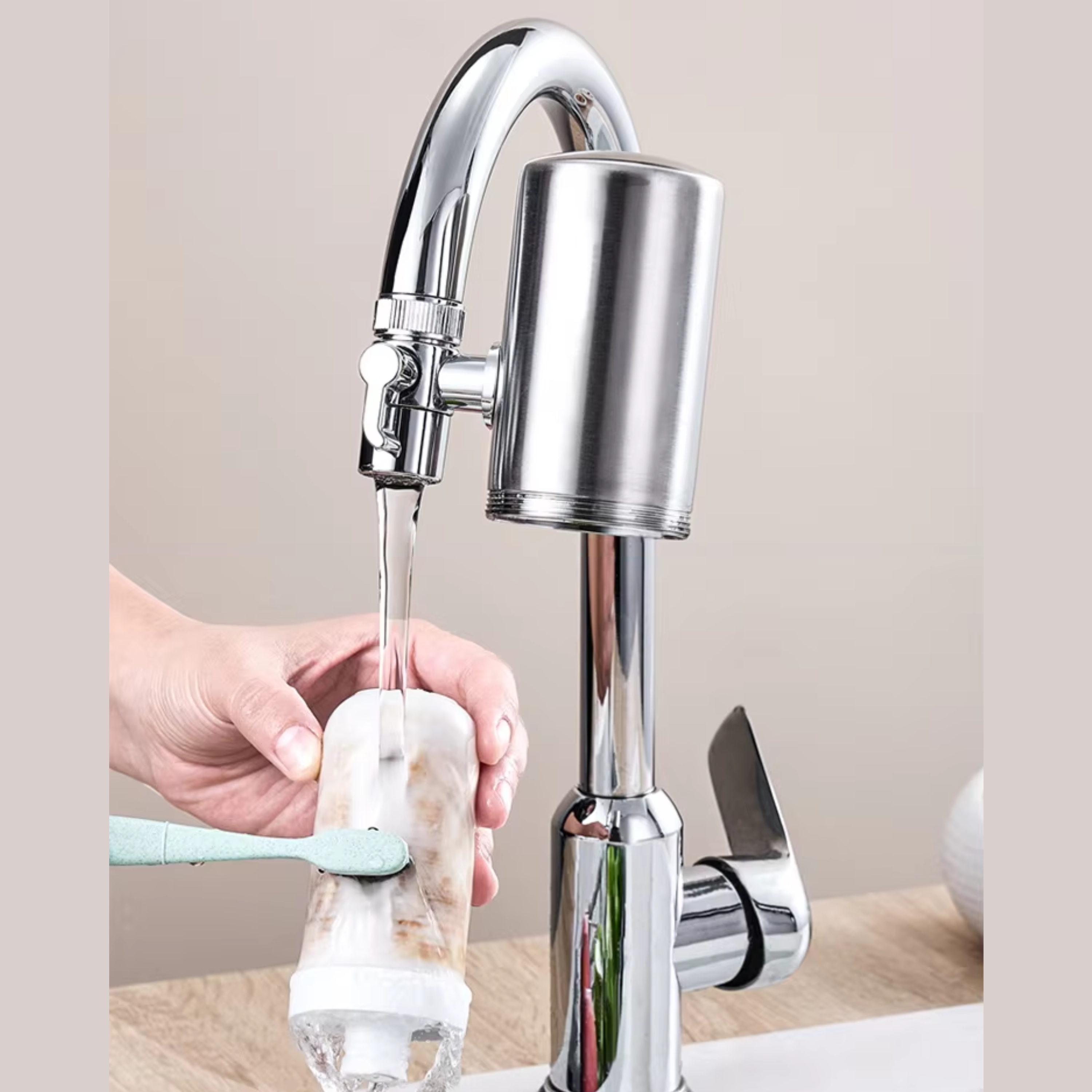Ein moderner Wasserhahn mit montiertem PurePlug Wasserhahnfilter, aus dem Wasser fließt; Hand hält Filter zum Reinigen.
