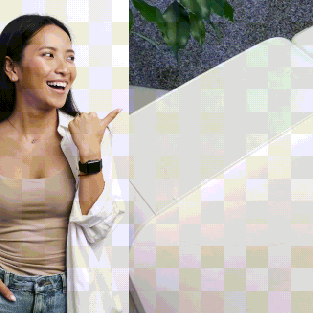 Links ein lachende Frau mit dunklem Haar, hellem Top, weißem Hemd und Smartwatch; rechts weiße moderne Möbel-Oberfläche.