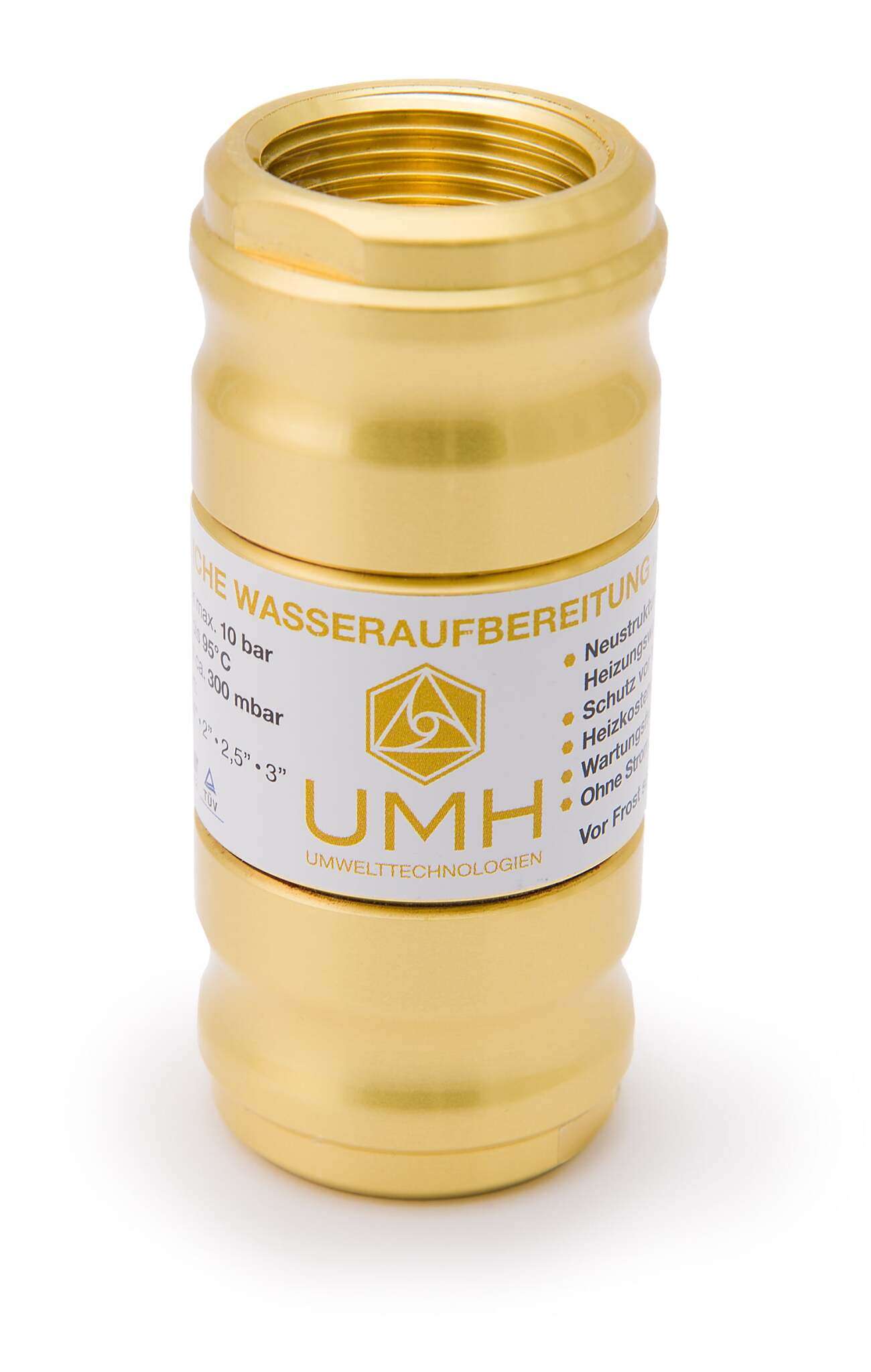 Ein zylindrisches, metallisches, goldfarbenes Gerät mit Gewindeenden, wahrscheinlich für Sanitär- oder Heizungsanlagen. Auf einem weißen Etikett mit goldener Schrift und einem geometrischen Logo steht „UMH UMWELTTECHNOLOGIEN“. Ein zusätzlicher Text in deutscher Sprache beschreibt die Verwendung für Wasseraufbereitungs- und Heizungsanlagen und nennt die Merkmale und technischen Daten. Das Objekt scheint neu zu sein und steht isoliert vor einem weißen Hintergrund.