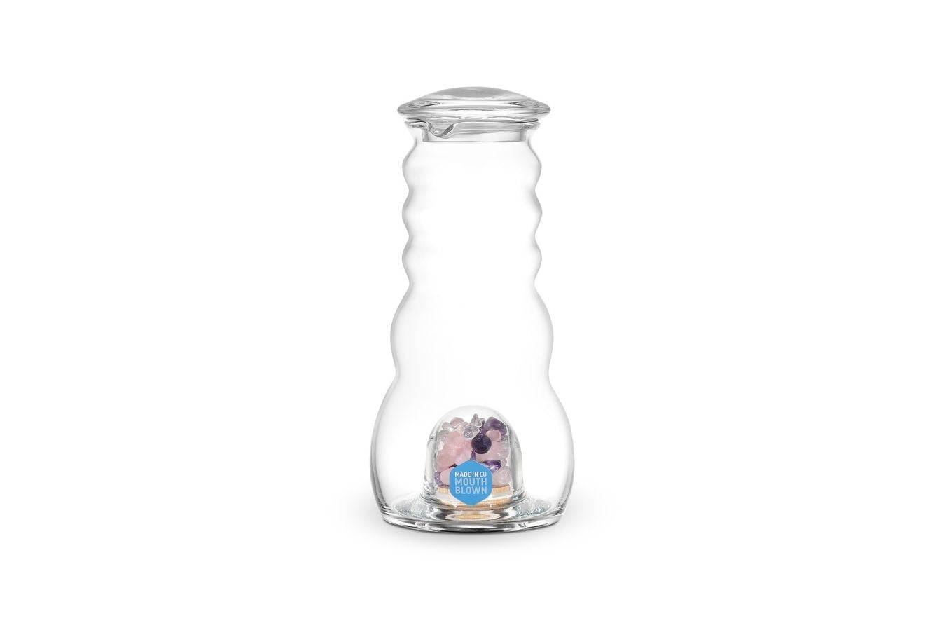 Eine bauchige Glas-Karaffe Cadus mit Rillenstruktur, 1 Liter Fassungsvermögen, Glaseinsatz mit Edelsteinen im Boden.