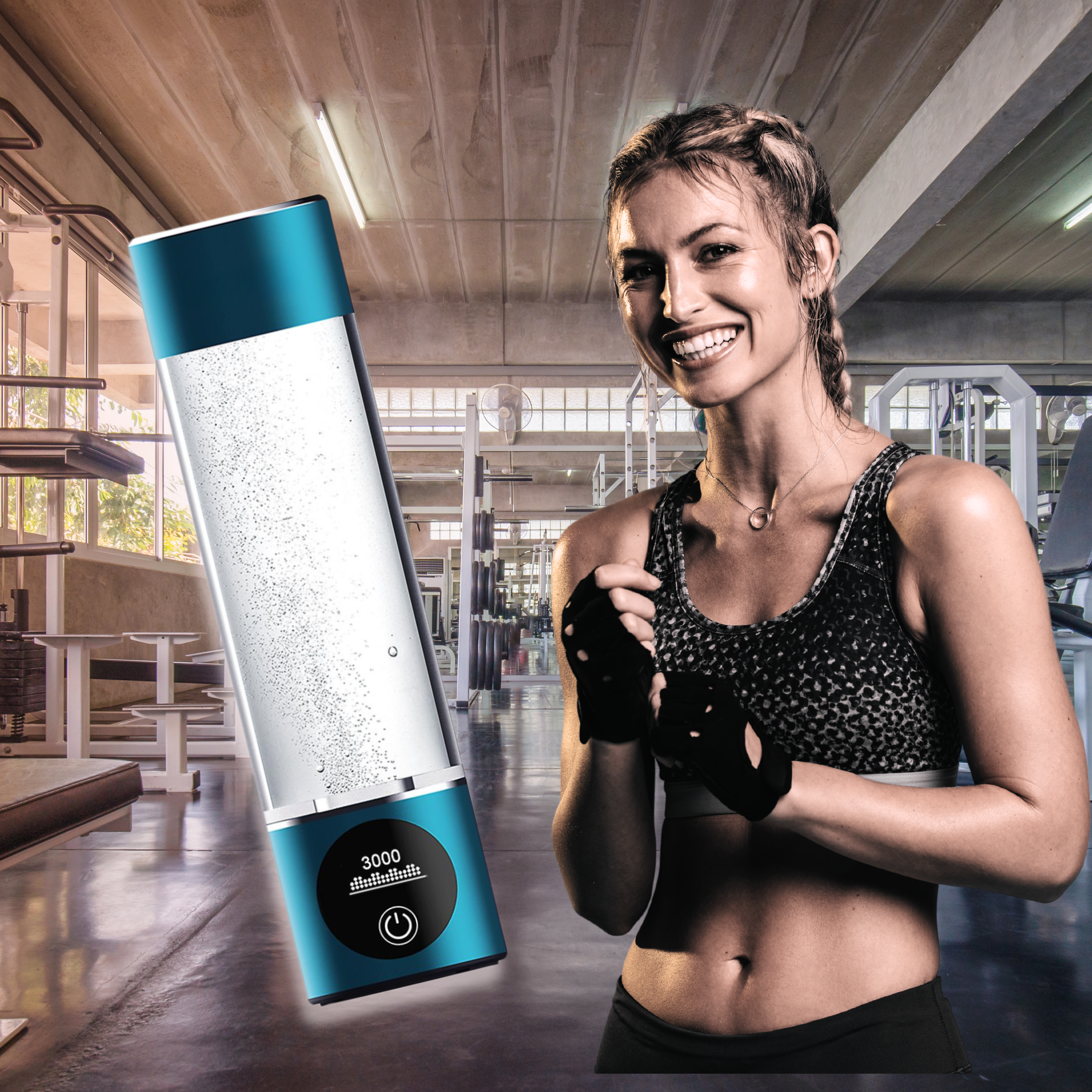 Eine junge Frau in Sportkleidung steht lächelnd in einem Fitnessstudio, im Vordergrund eine blaue Wasserstoffflasche mit digitalem Display.