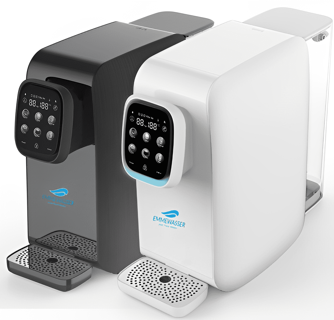 Zwei moderne EMMEWASSER Wasserspender, einer in Schwarz und einer in Weiß, mit Touch-Bedienfeld und Abtropfschale.