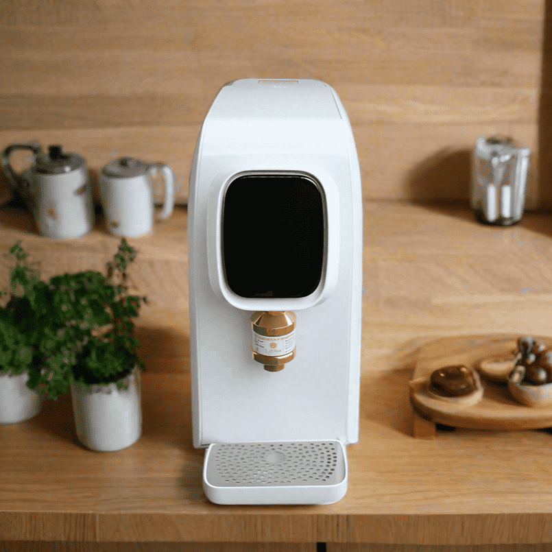 Ein weißer PureBliss + UMH Wasserenergetisierer auf Holztisch, mit Tropfschale, Kräutertopf, Tassen und Snacktablett im Hintergrund.