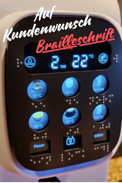 Ein schwarzes Bedienfeld mit beleuchteten Tasten, Displayanzeigen und Brailleschrift, steuert verschiedene Wassertemperaturen.