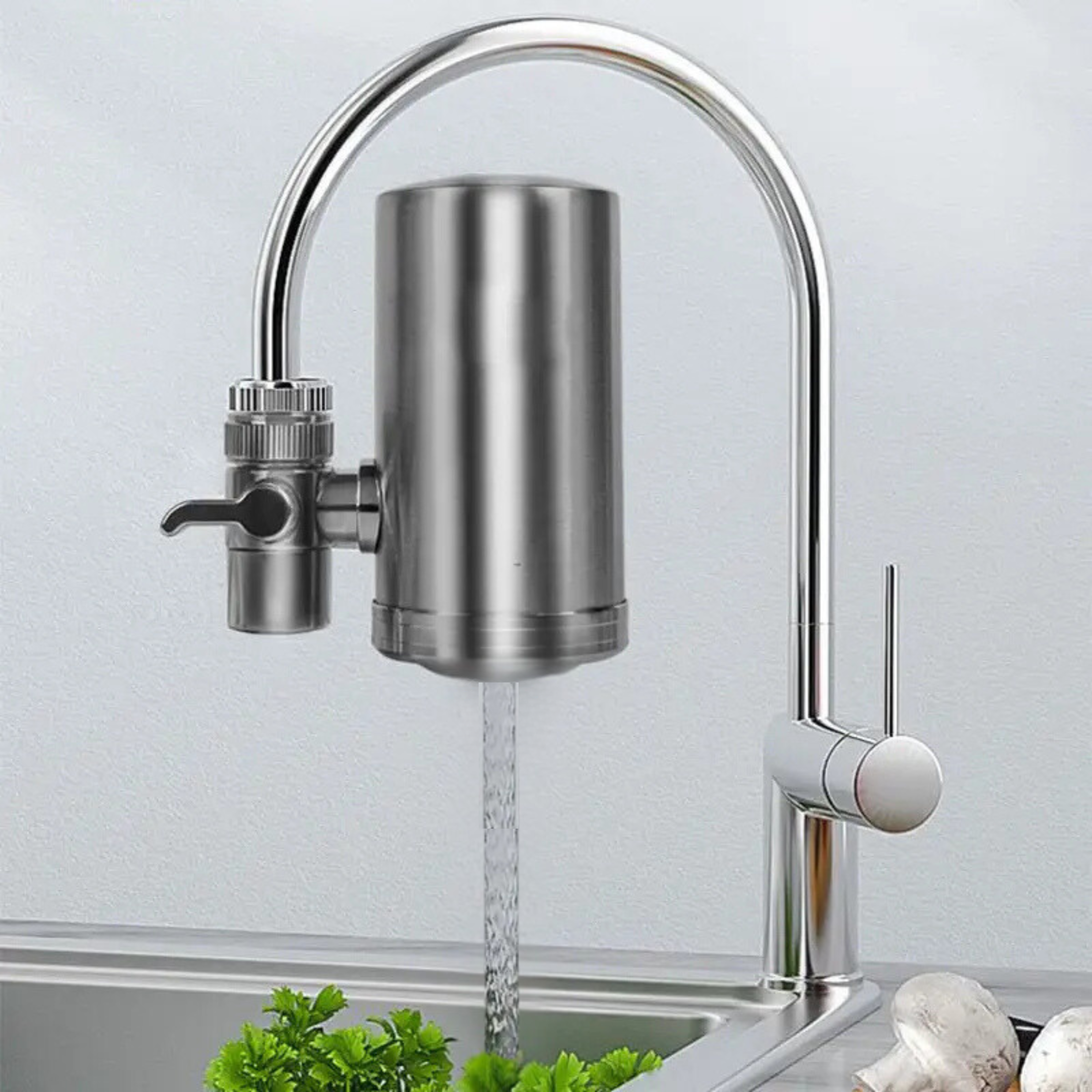 Ein moderner Wasserhahnfilter aus Metall ist an einem Küchenwasserhahn montiert, Wasser fließt ins Spülbecken mit Kräutern.