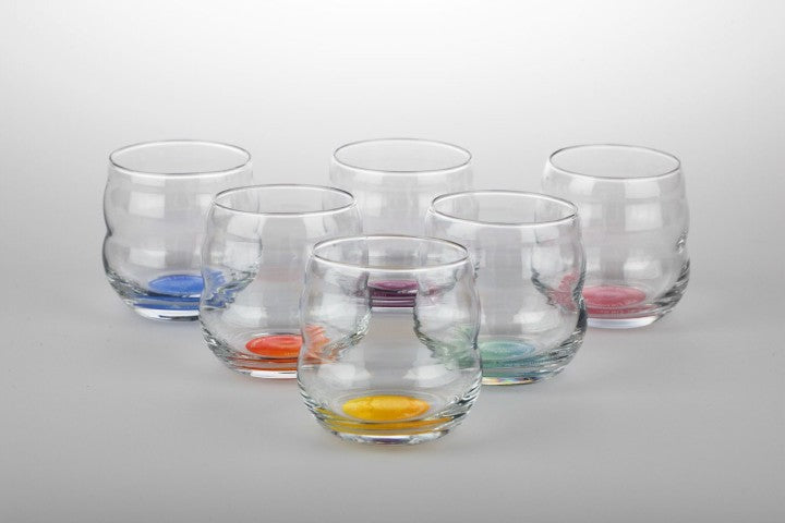 Sechs bauchige Mythos Becher Gläser mit farbigen Böden in Blau, Orange, Gelb, Grün, Lila und Rot auf weißem Hintergrund.